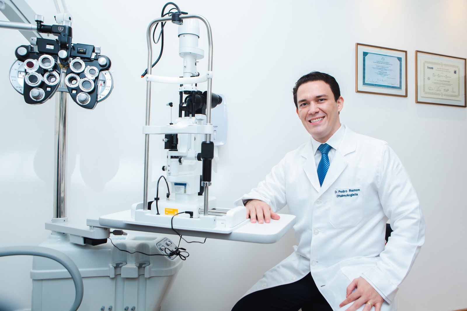 Dr. Pedro Ramon ao lado da lâmpada de fenda, no consultório